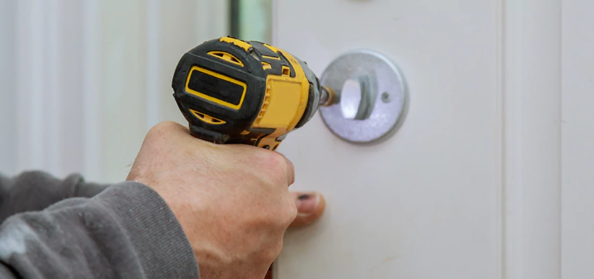 Street Locksmith For Smart Lock Repair in Burbank, CA